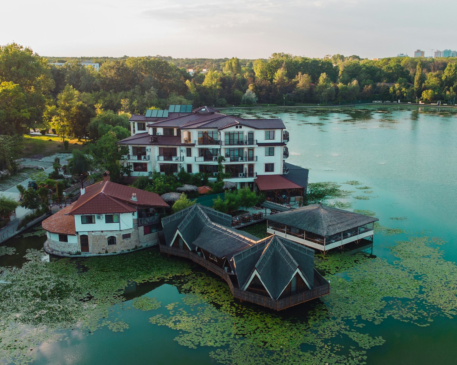Hotelanlage an einem See aus der Vogelperspektive