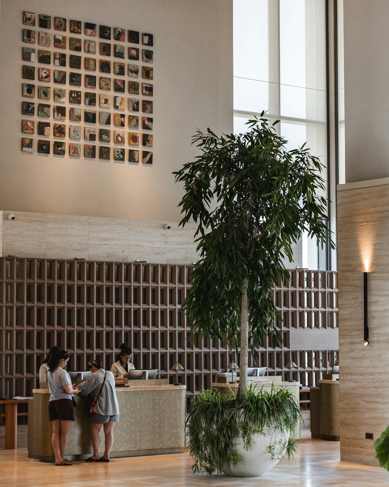 G&auml;ste an der Hotelrezeption