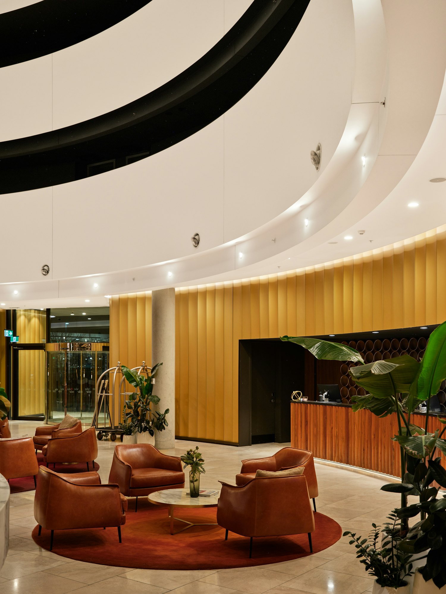Warme, moderne Hotel-Lounge