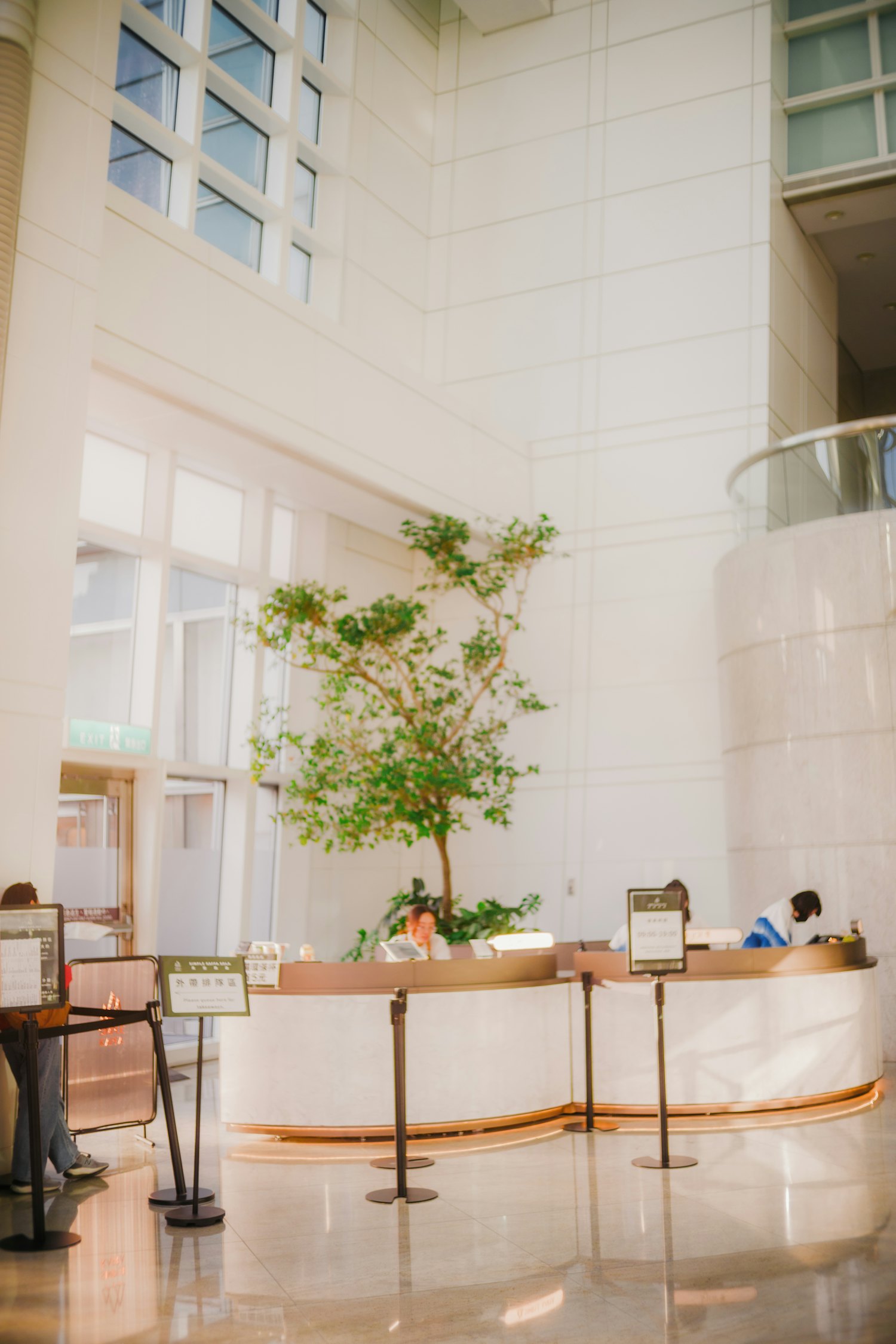 Rezeption eines Hotels mit Mitarbeitenden